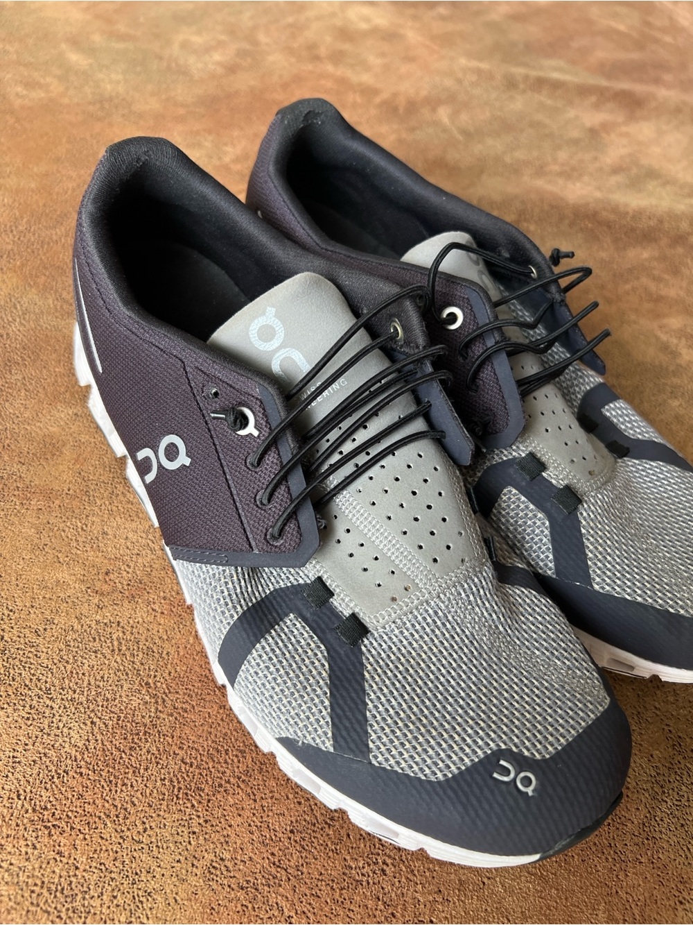 On cloud Grey and Black Men's Performance Running sneaker Shoes size 10